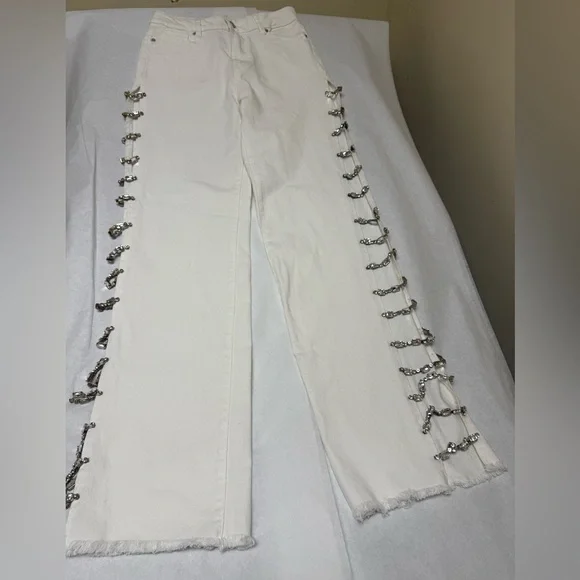 💥AKIRA Diamonds Metal Slit Raw Hem White Denim 💥 - Picture 4 of 14